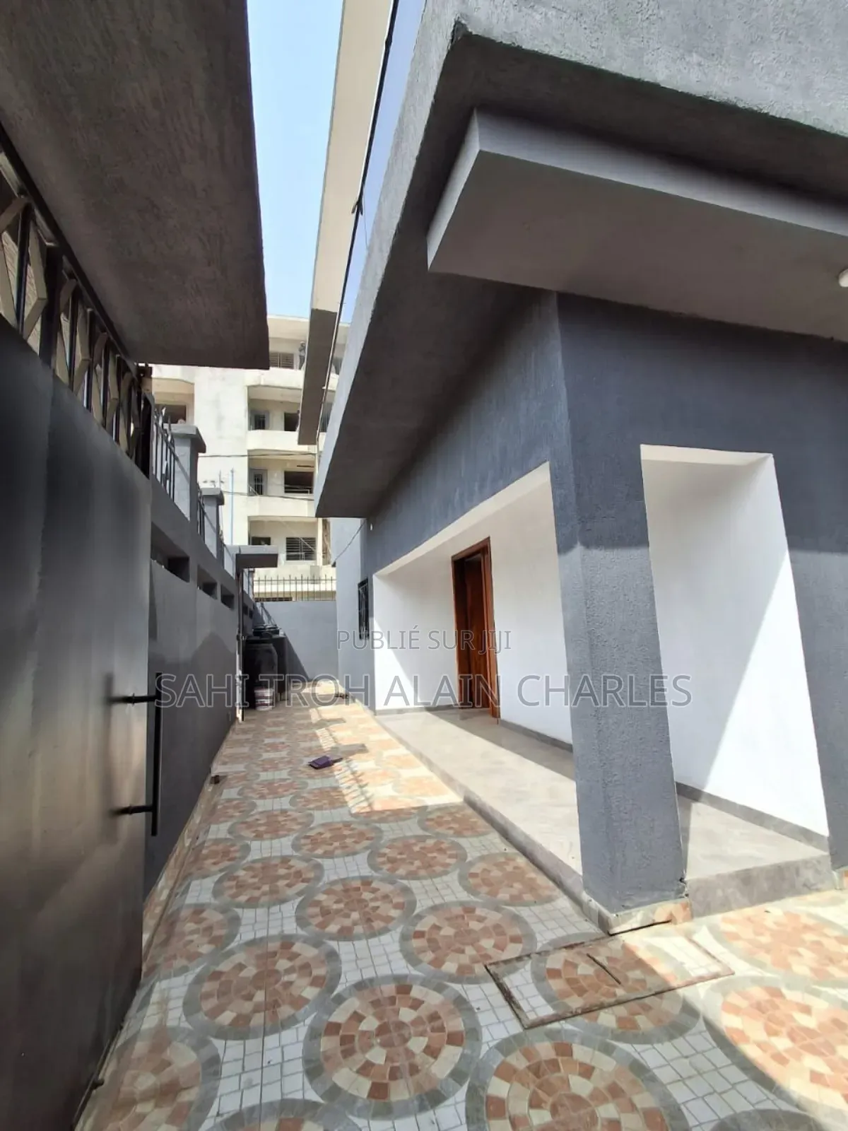 Une Somptueuse Villa Duplex De 6 Pièces Avec Une Très Grande Piscine