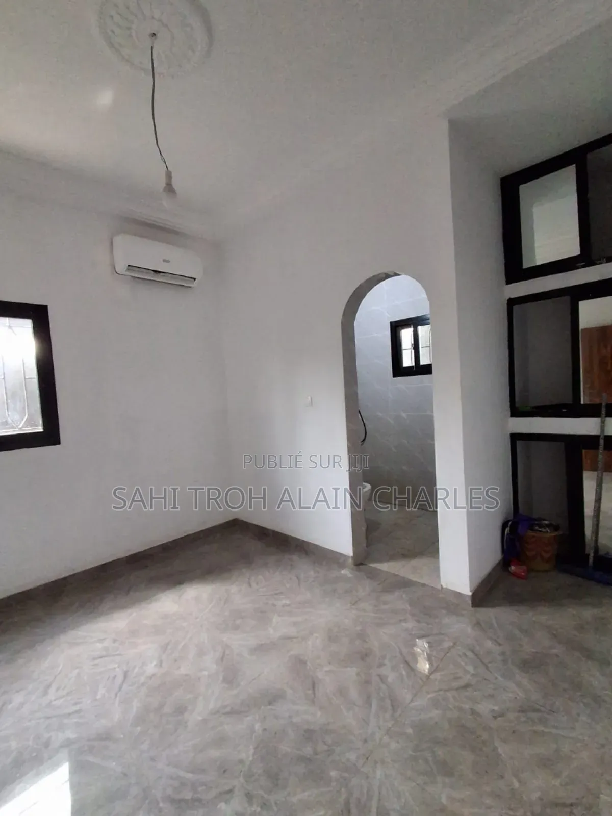 Une Somptueuse Villa Duplex De 6 Pièces Avec Une Très Grande Piscine