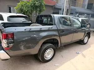 Mitsubishi L200 2018 Gris