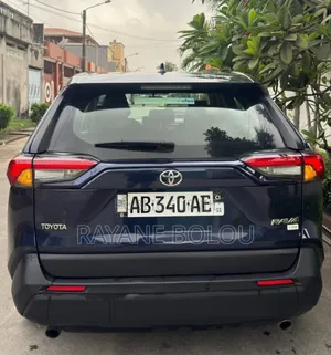 Toyota RAV4 XLE 2022 Bleu