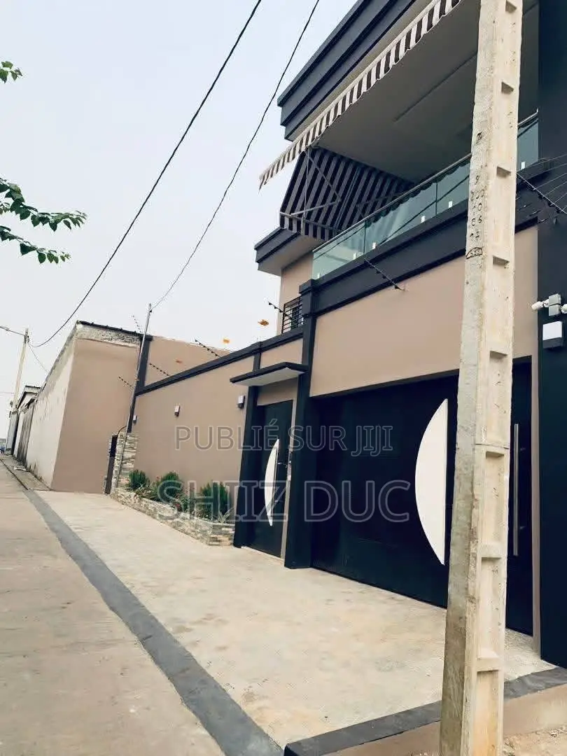 4chbre Villa dans Duc, Cocody à Vendre