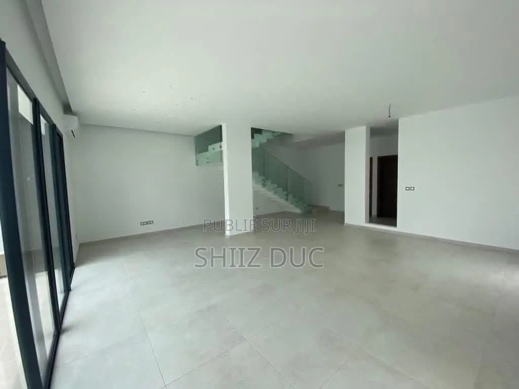 4chbre Villa dans Duc, Cocody à Vendre