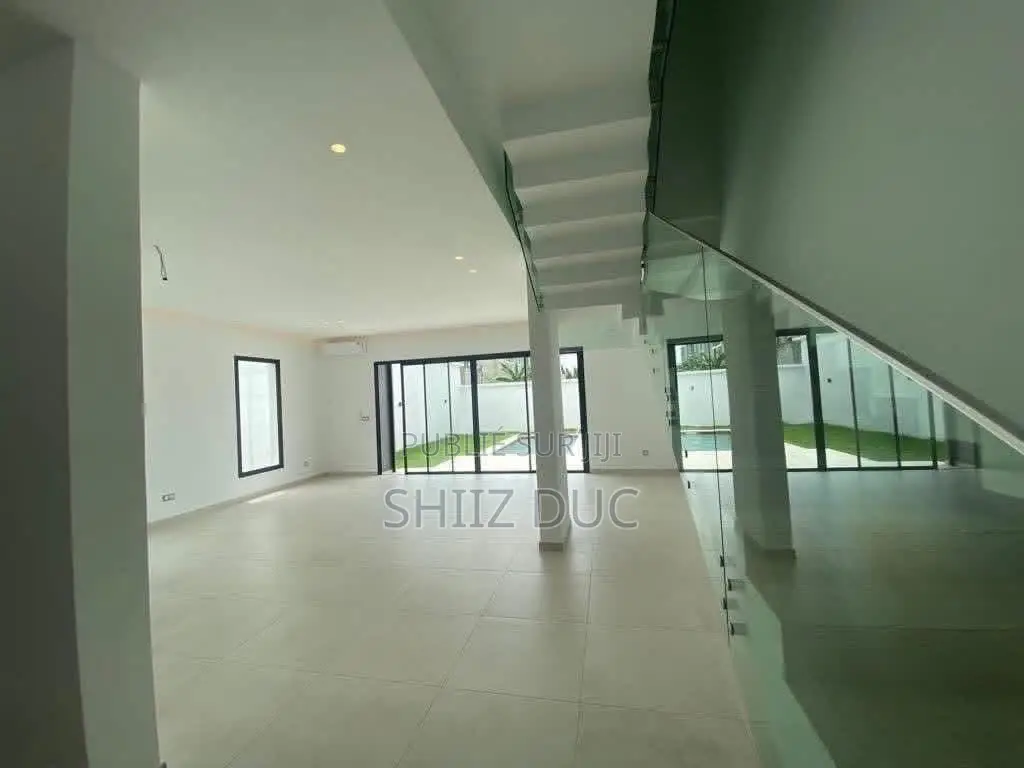 4chbre Villa dans Duc, Cocody à Vendre