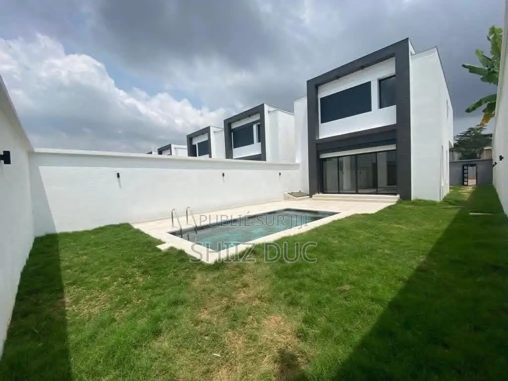 4chbre Villa dans Duc, Cocody à Vendre