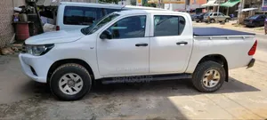 Toyota Hilux 2023 Blanc cassé