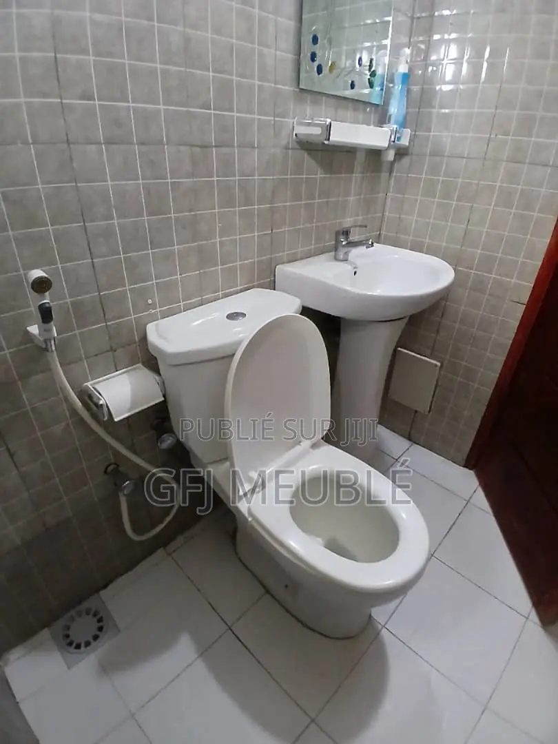 Furnished 1chbre Appartement dans G.F.J Meublé, Cocody à Louer