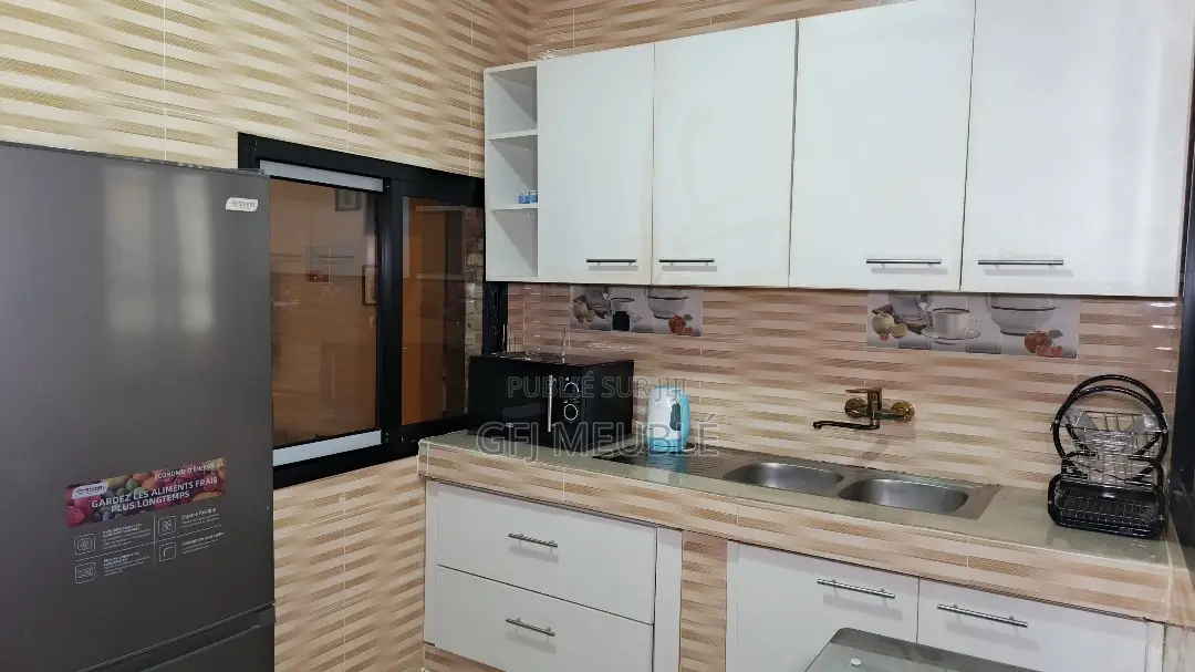 Furnished 2chbre Appartement dans G.F.J Meublé, Cocody à Louer
