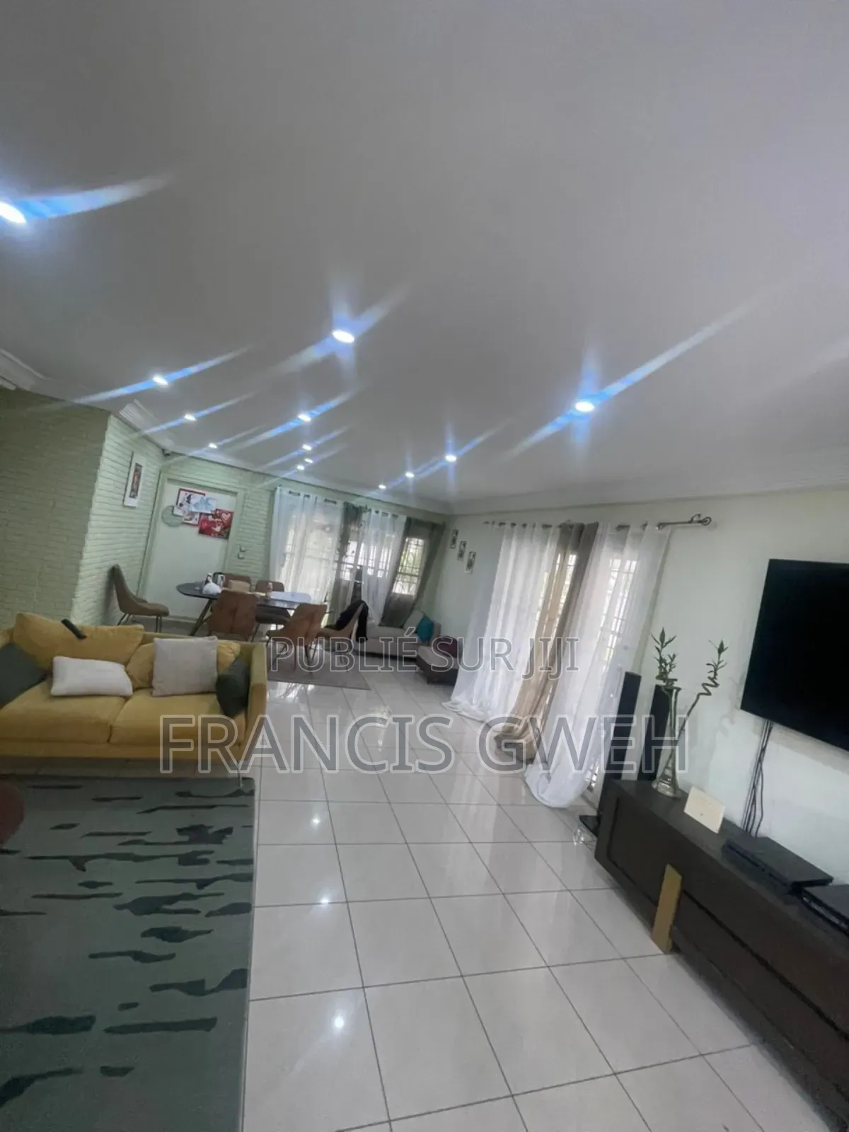 3chbre Villa dans Francis Gweh, Cocody à Louer