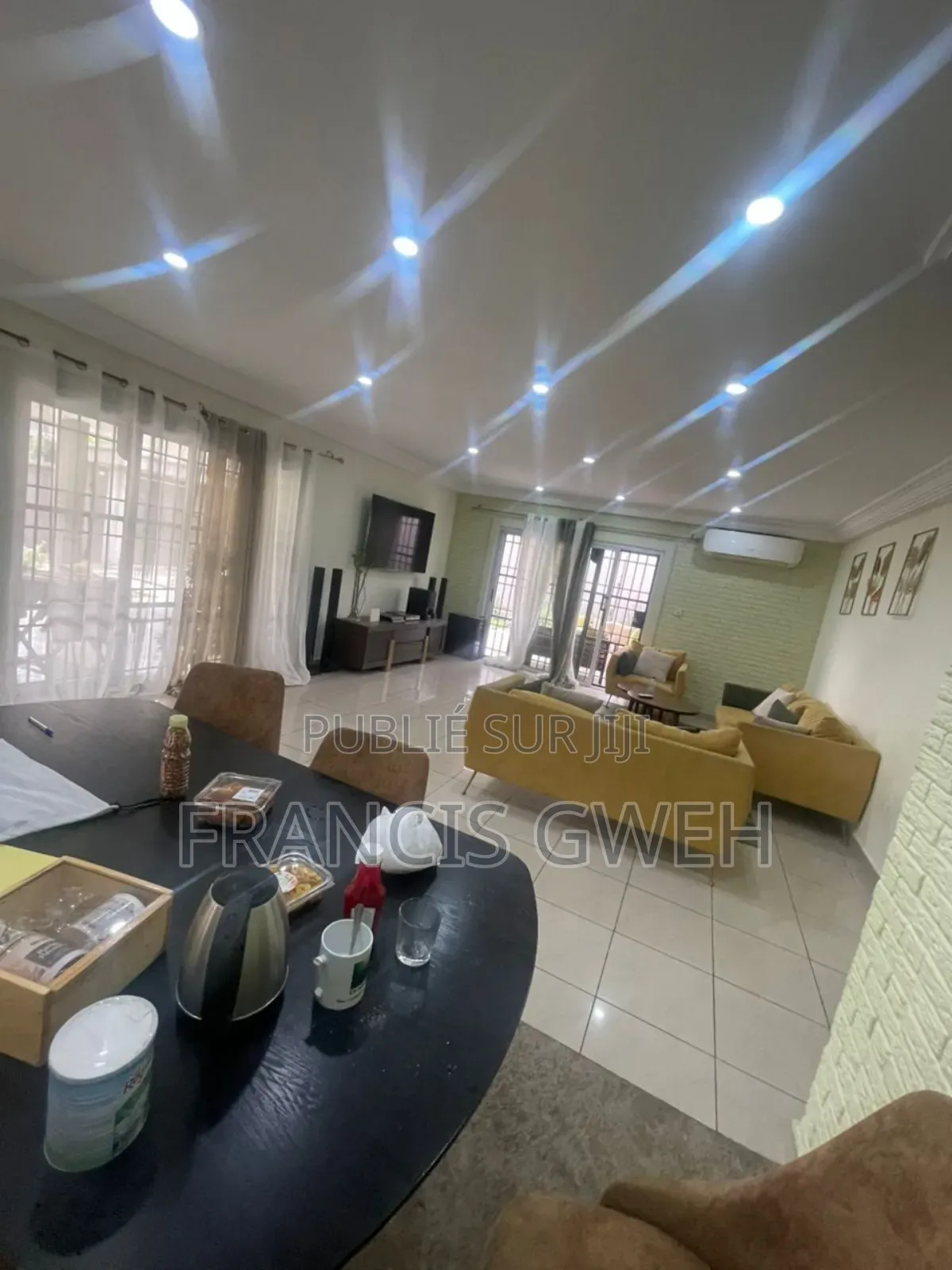 3chbre Villa dans Francis Gweh, Cocody à Louer