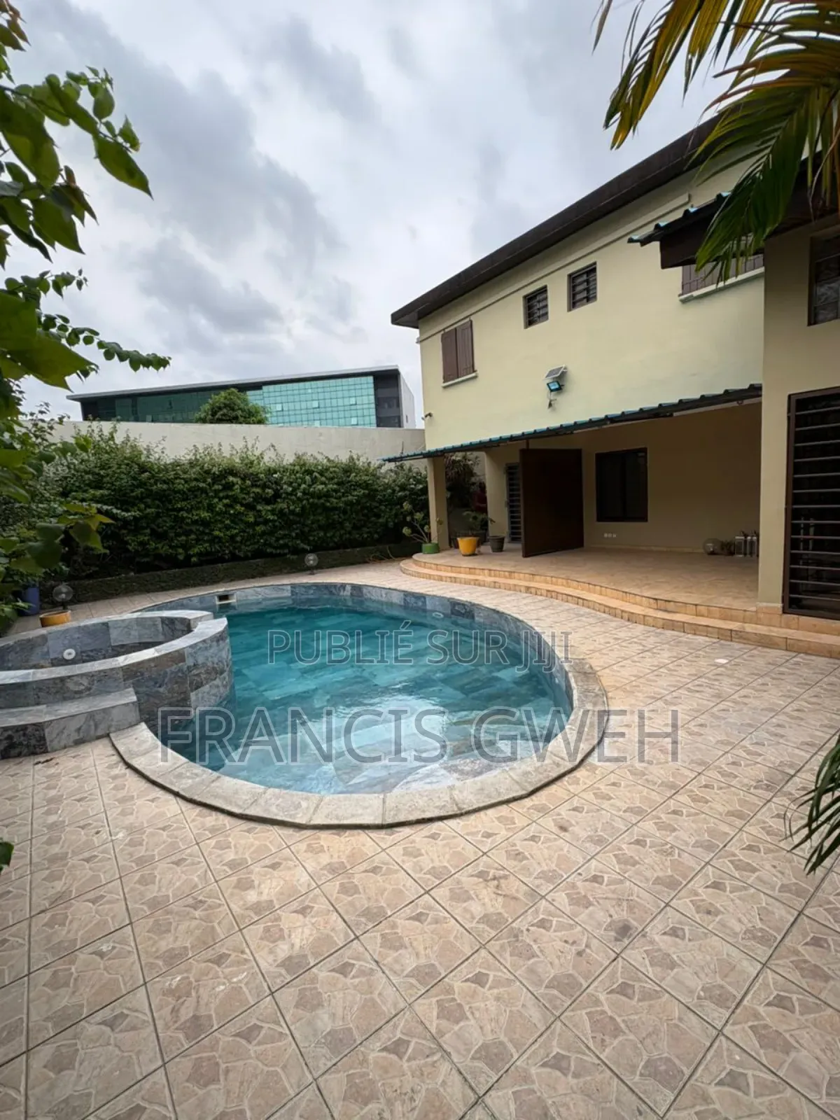 5chbre Duplex dans Francis Gweh, Cocody à Louer