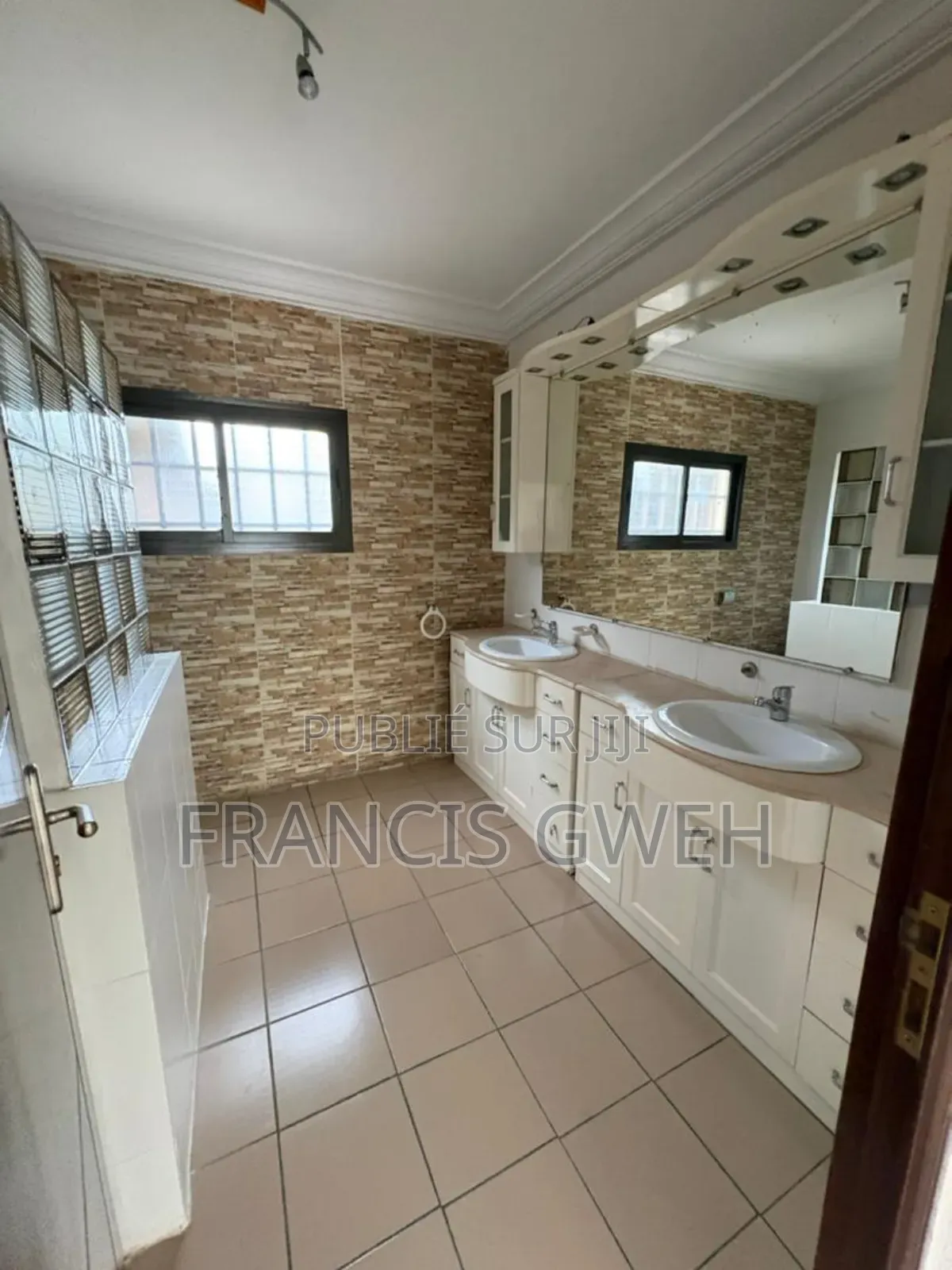 5chbre Duplex dans Francis Gweh, Cocody à Louer