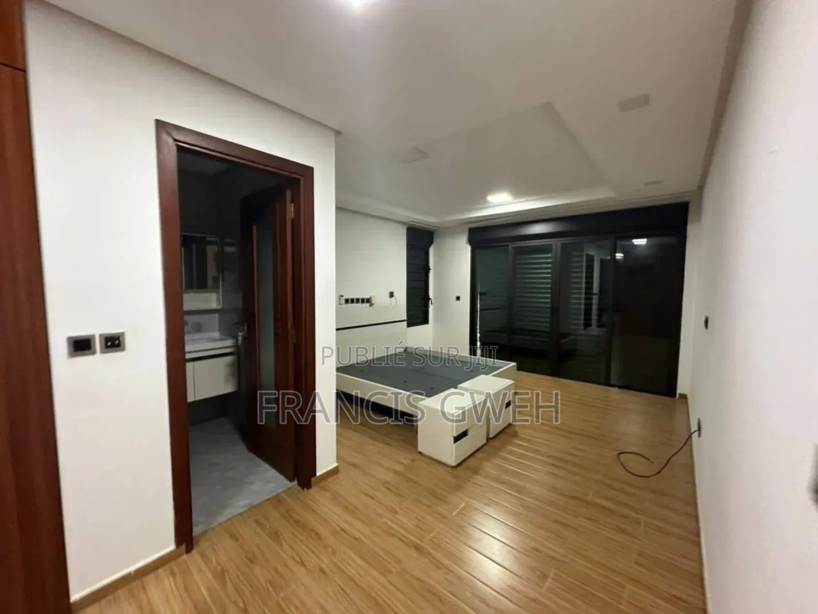 3chbre Appartement dans Francis Gweh, Cocody à Louer