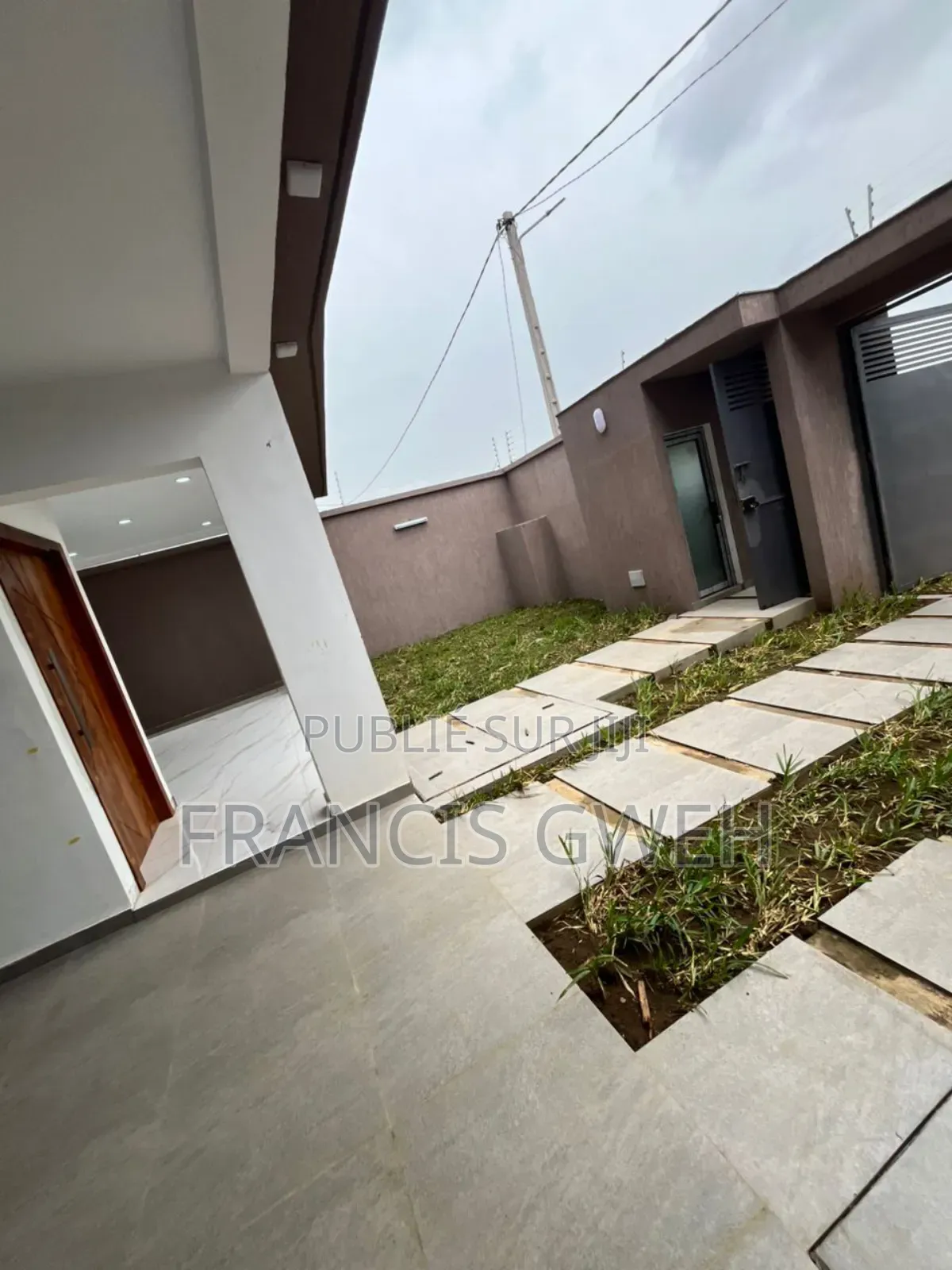 5chbre Duplex dans Francis Gweh, Cocody à Louer