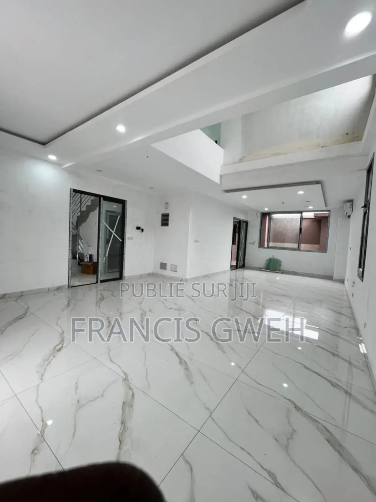 5chbre Duplex dans Francis Gweh, Cocody à Louer