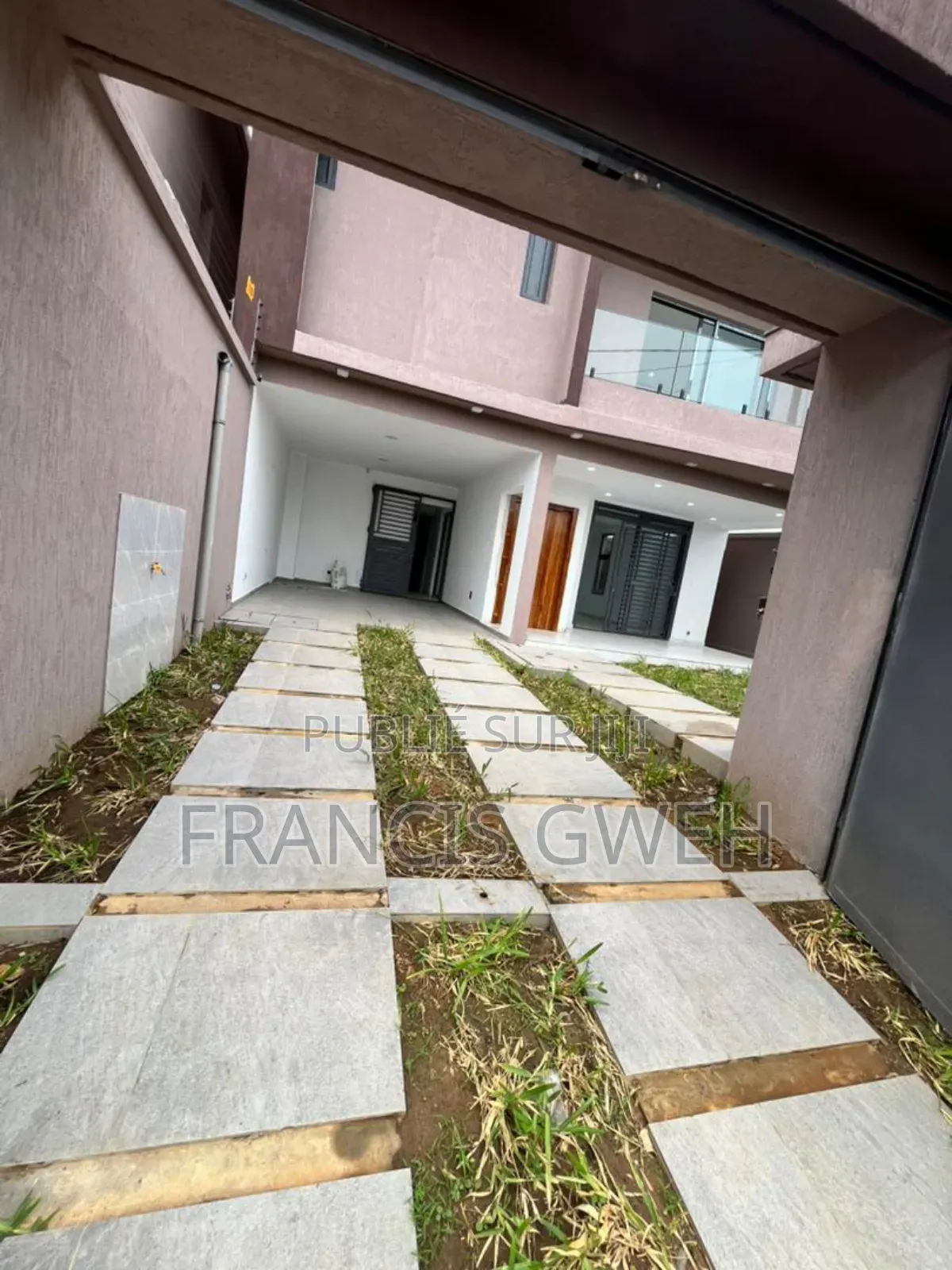 5chbre Duplex dans Francis Gweh, Cocody à Louer