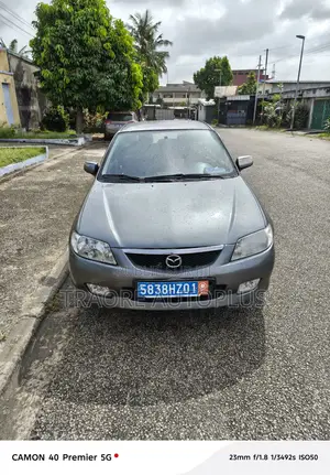 Mazda 323 1.6 2002 Gris