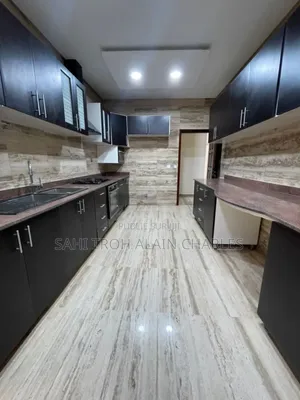 Une Somptueuse Villa Duplex De 7 Pièces Avec Une Piscine À Cocody