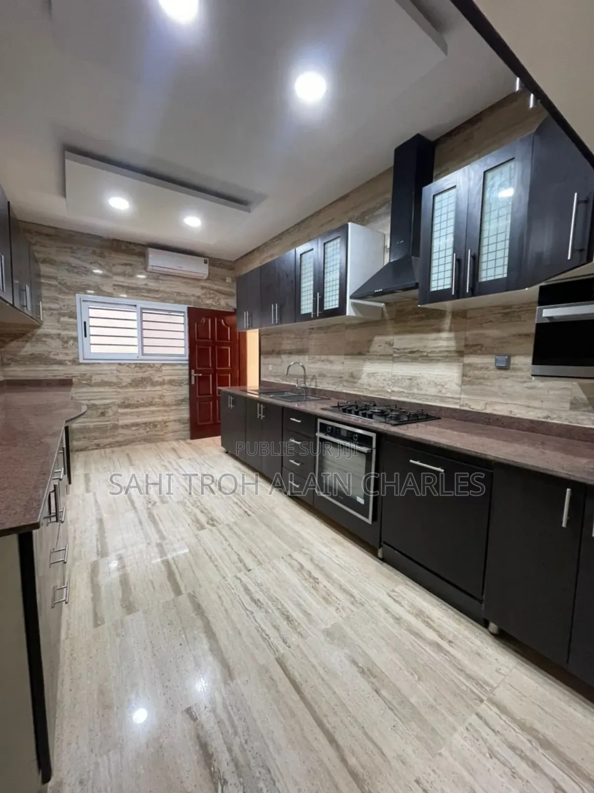 Une Somptueuse Villa Duplex De 7 Pièces Avec Une Piscine À Cocody