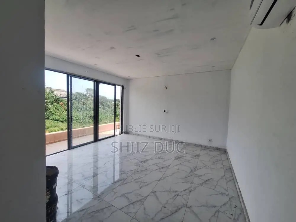 7chbre Appartement-terrasse dans Duc, Cocody à Louer