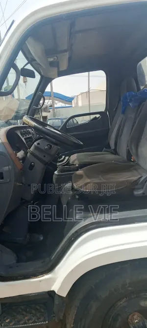 Hyundai Global 900 2011 Blanc