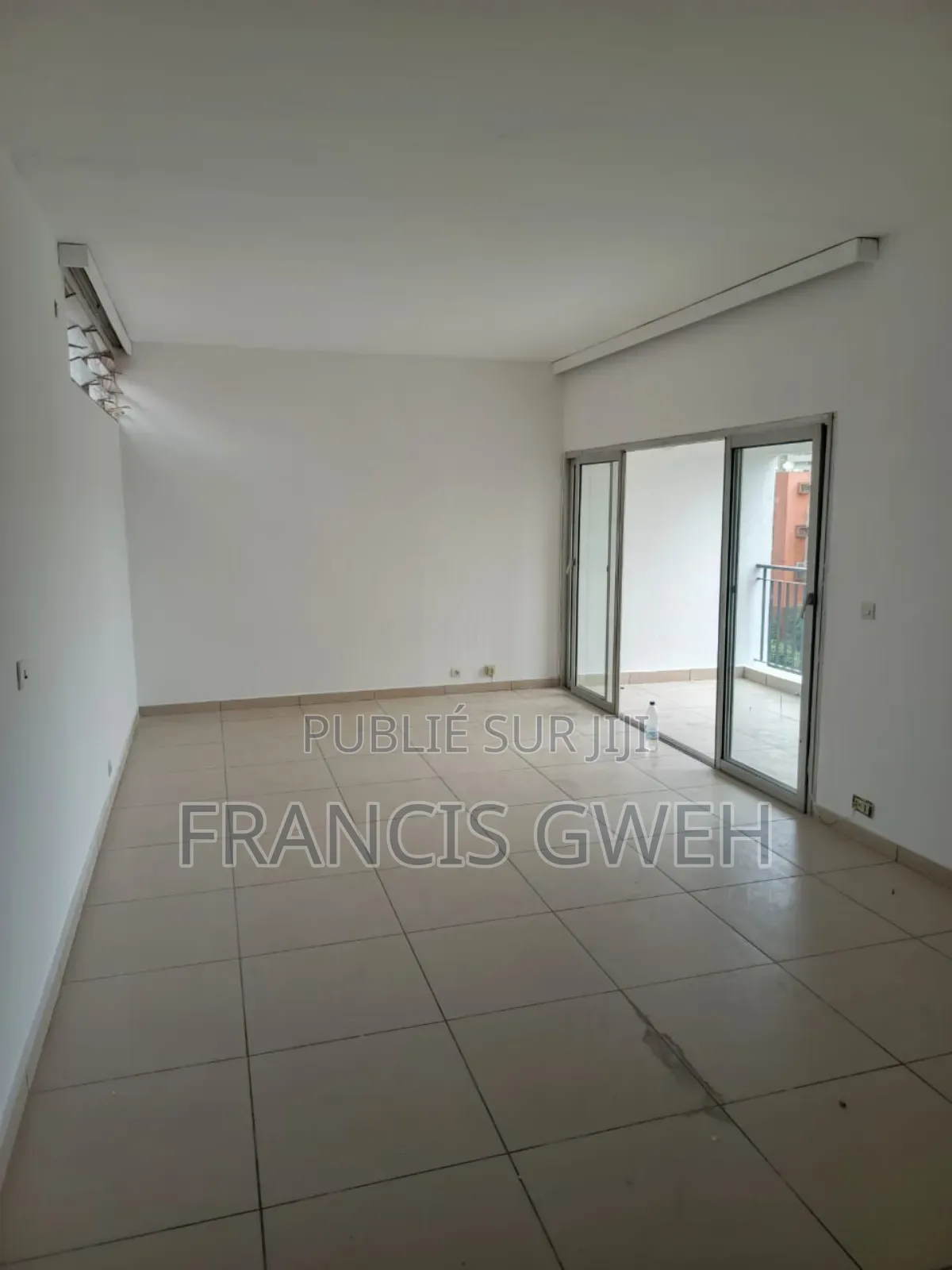 3chbre Appartement dans Francis Gweh, Cocody à Louer