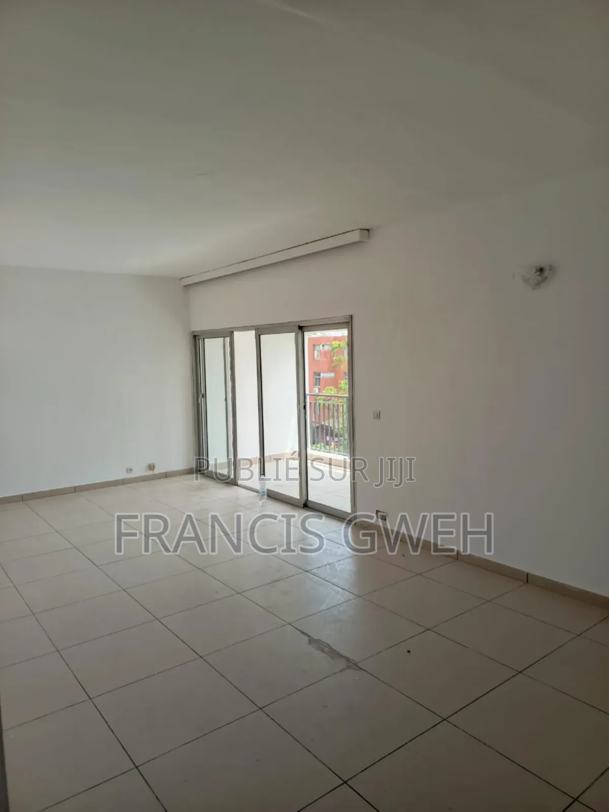 3chbre Appartement dans Francis Gweh, Cocody à Louer