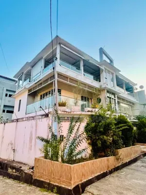 Une Somptueuse Villa Duplex De 8 Pièces Avec Une Piscine À La Riviera