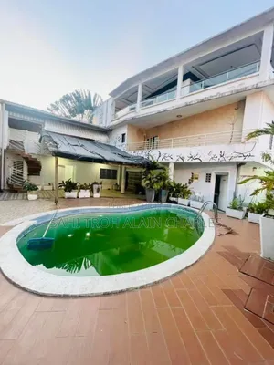 Une Somptueuse Villa Duplex De 8 Pièces Avec Une Piscine À La Riviera