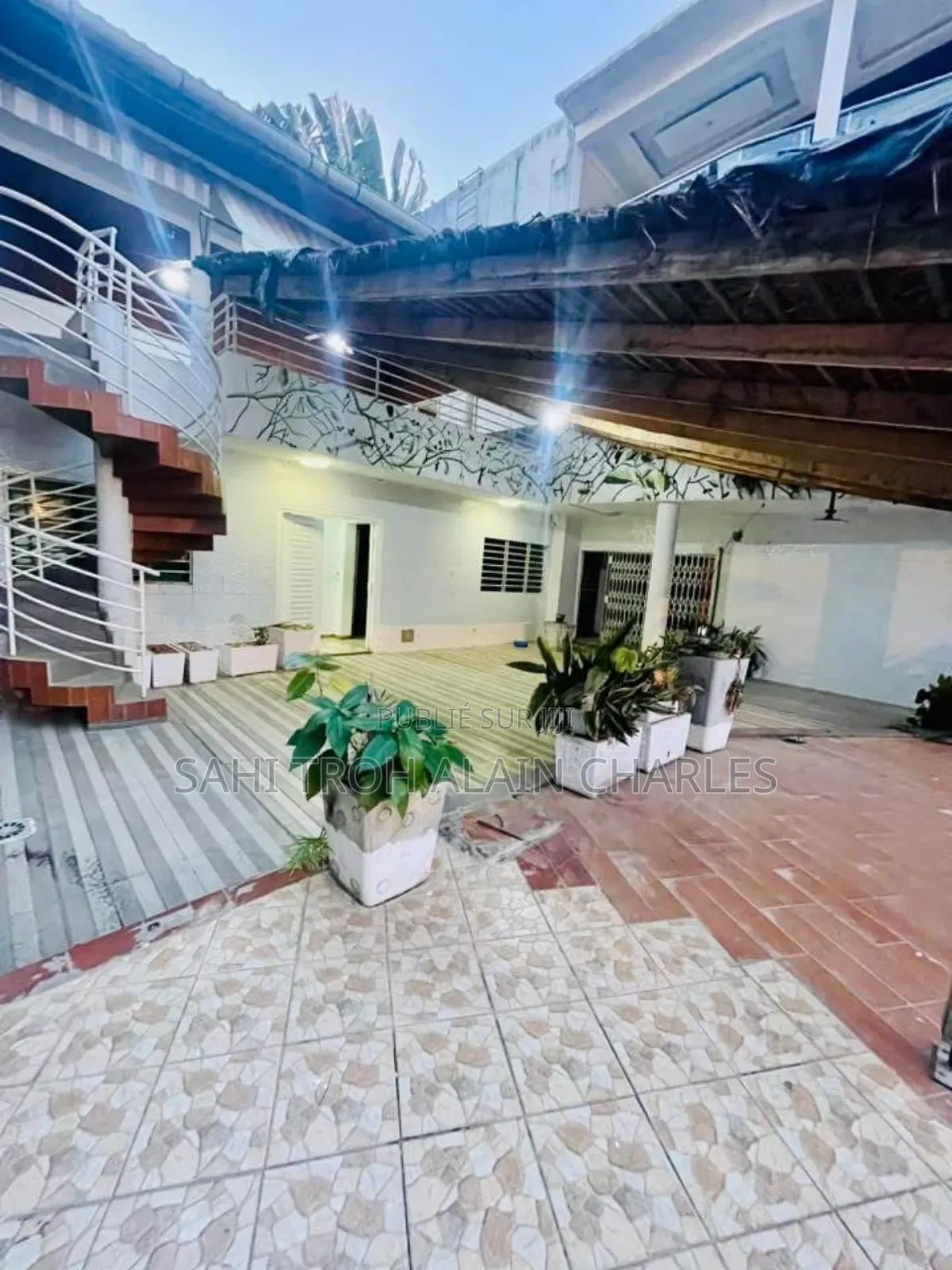 Une Somptueuse Villa Duplex De 8 Pièces Avec Une Piscine À La Riviera