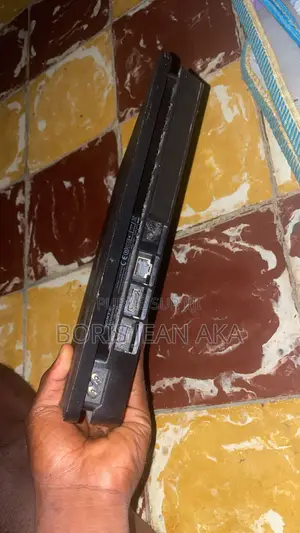 Ps4 Slim Craquer À Vendre Avec 4 Jeux Notamment Fc26