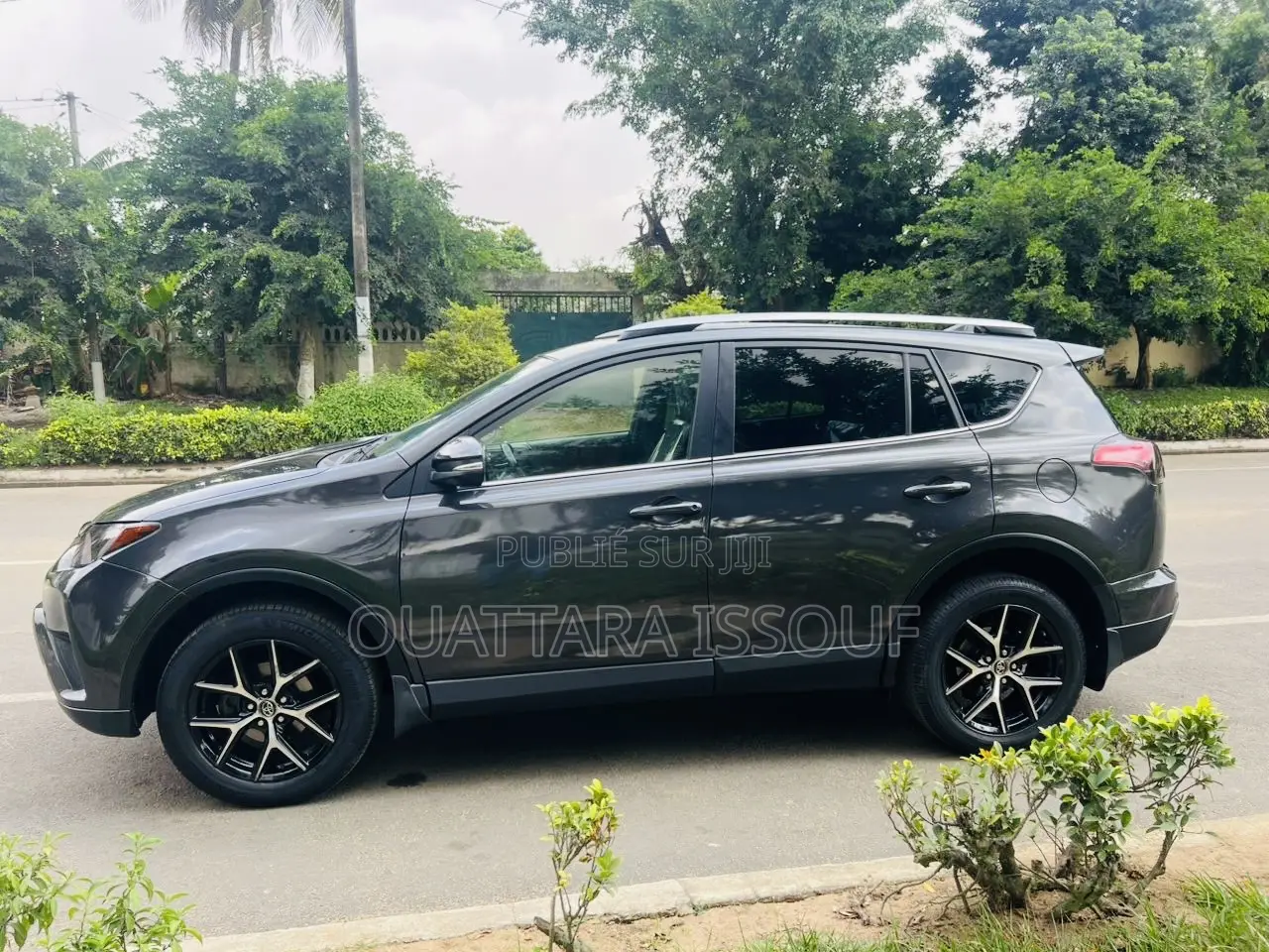 Toyota RAV4 LE AWD (2.5L 4cyl 6A) 2017 Gris