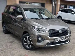 Toyota Rumion 2024 Doré