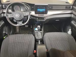 Toyota Rumion 2024 Doré