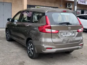 Toyota Rumion 2024 Doré