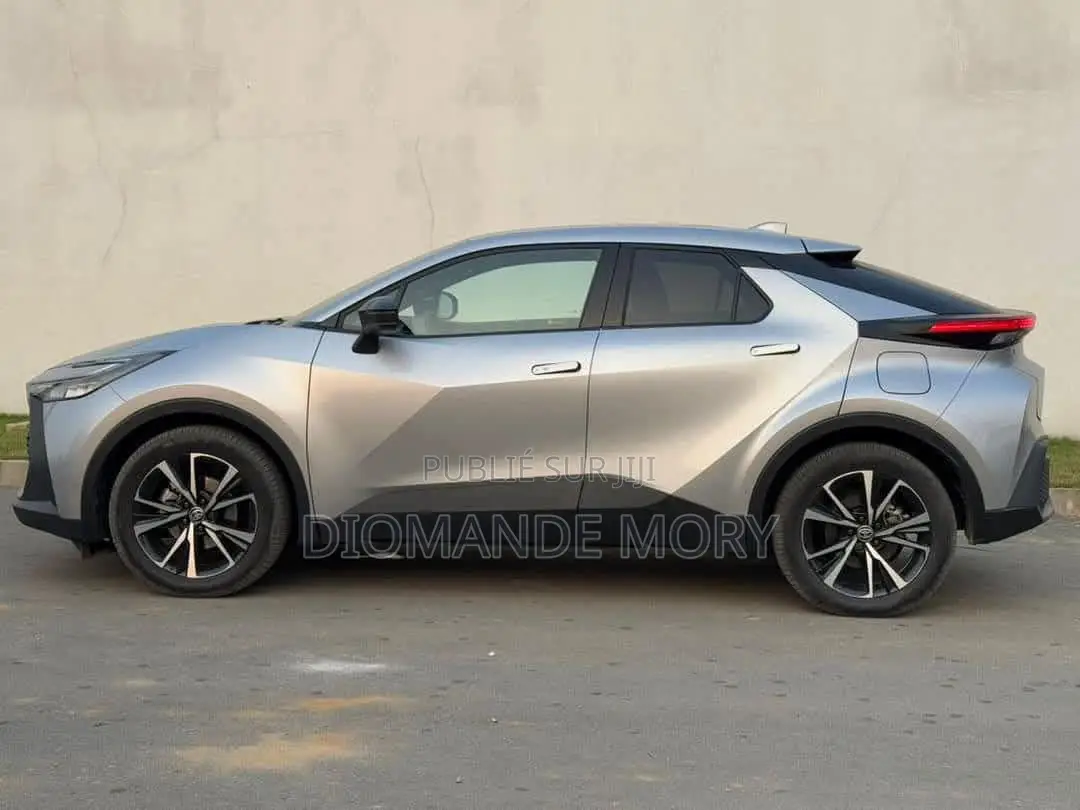 Nouveau Toyota C-HR 2024 Gris