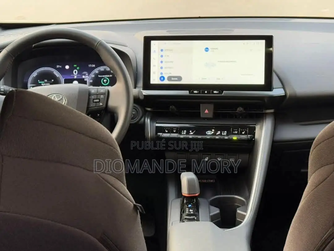 Nouveau Toyota C-HR 2024 Gris