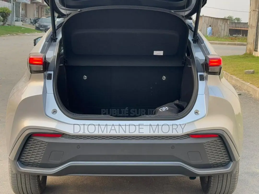 Nouveau Toyota C-HR 2024 Gris