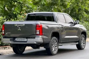 Mitsubishi L200 2025 Gris