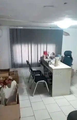 Magasin en Mezzanine Avec Toilette À Céder À Marcory Ste Thérèse