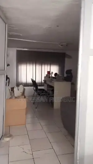 Magasin en Mezzanine Avec Toilette À Céder À Marcory Ste Thérèse