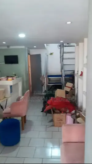 Magasin en Mezzanine Avec Toilette À Céder À Marcory Ste Thérèse