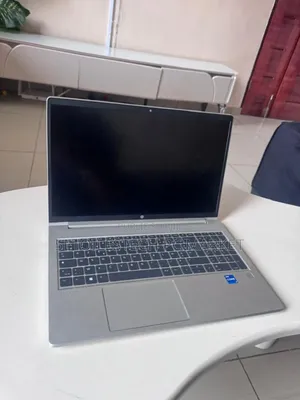 Nouveau HP ProBook 440 G10 8GB Intel Core i7 SSD 512GB