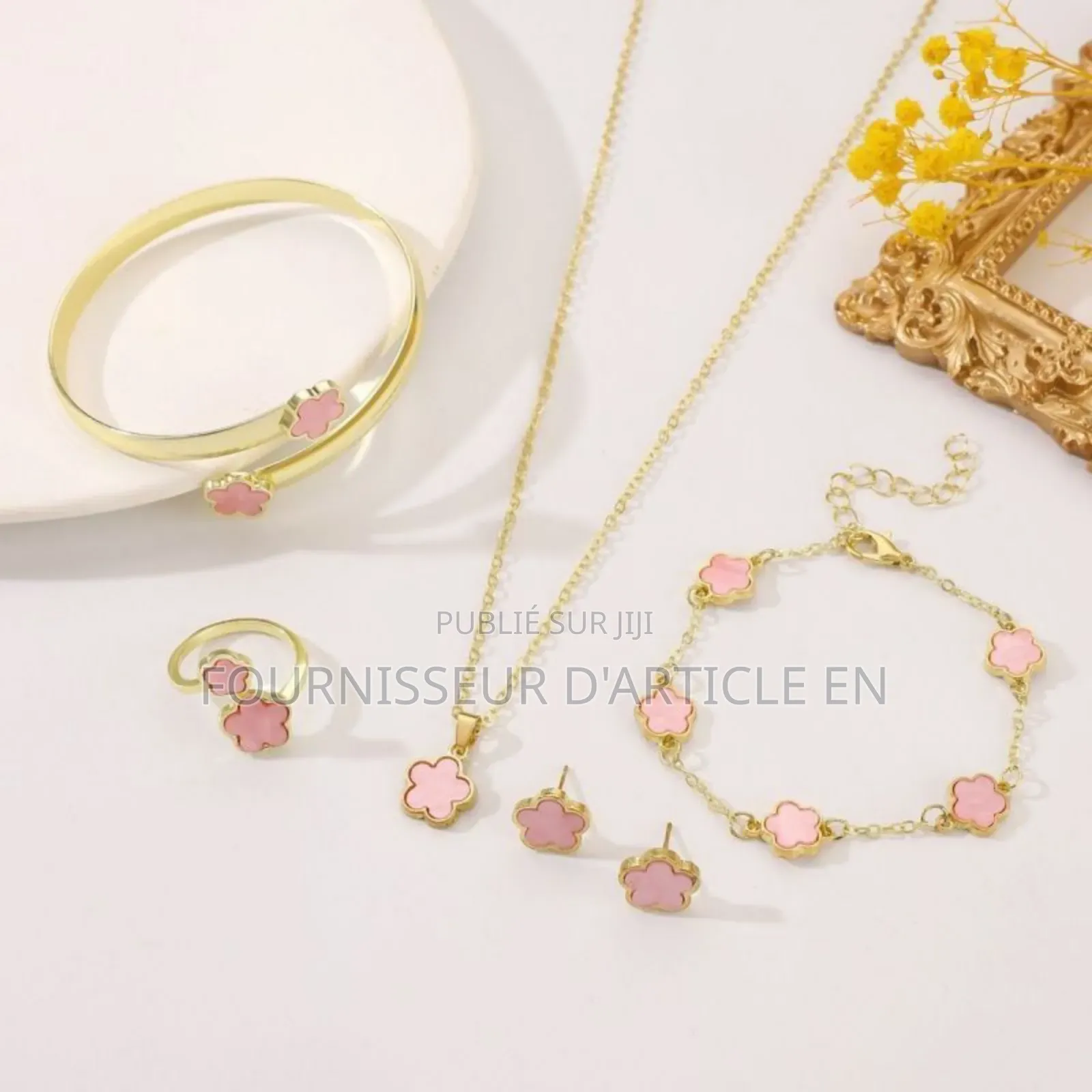 Motif Floral Délicat Et Simple, Vendu Uniquement En Gros