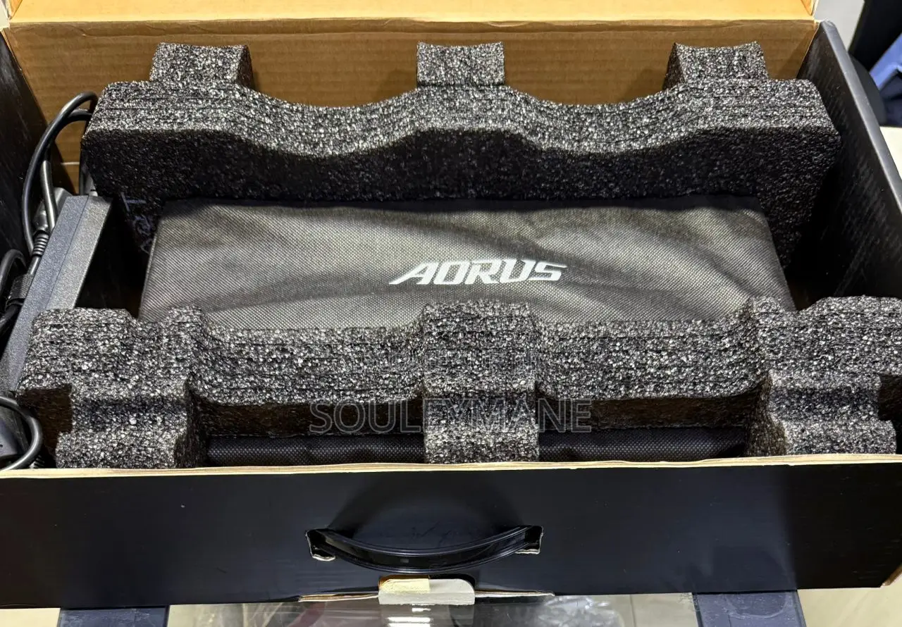 Ordinateur portable Gigabyte AERO 15 16GB Intel Core i7 SSD 512GB