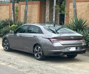 Hyundai Elantra 2023 Gris