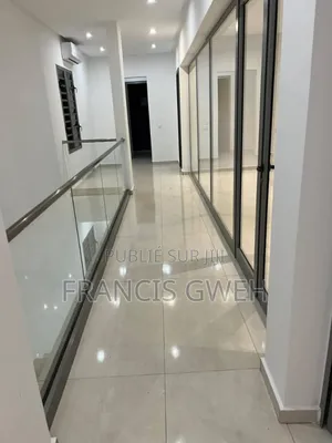 8chbre Villa dans Francis Gweh, Cocody à Louer
