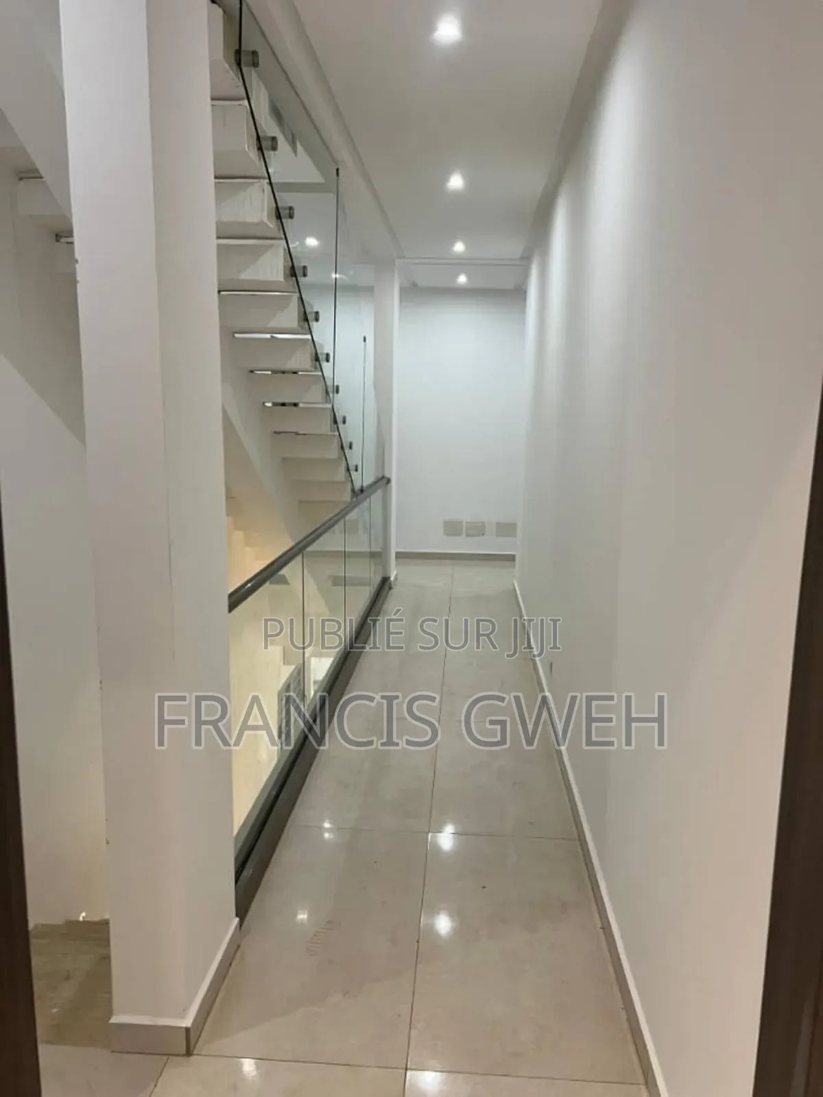 8chbre Villa dans Francis Gweh, Cocody à Louer