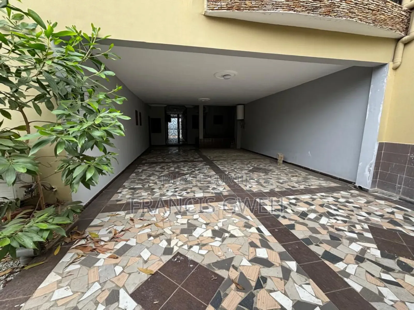 7chbre Duplex dans Francis Gweh, Cocody à Louer