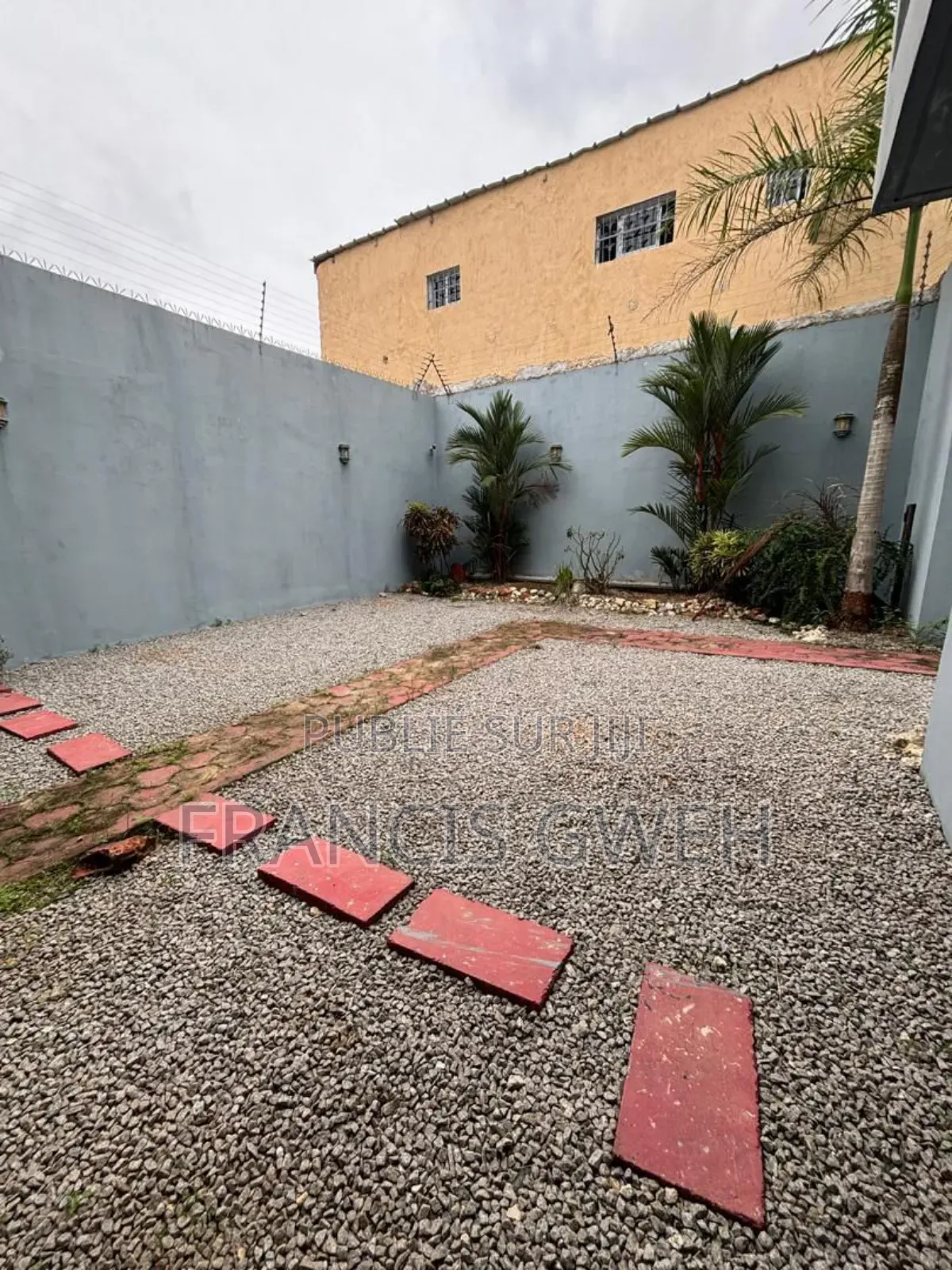 7chbre Duplex dans Francis Gweh, Cocody à Louer