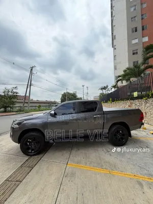 Toyota Hilux 2023 Beige